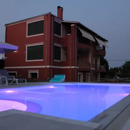 Mari Anna Βίλα *